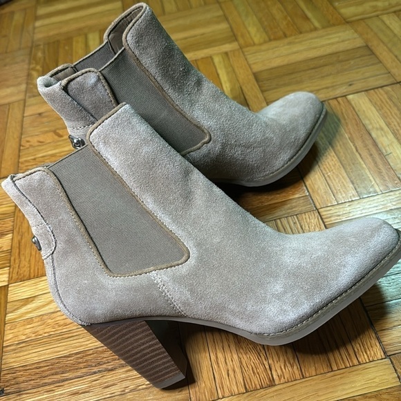 Aerosoles Women’s tan lido ankle heel booties 7.5 LIKE new - Picture 4 of 5